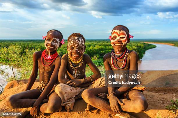 jungen aus dem karo-stamm, äthiopien, afrika - native river stock-fotos und bilder