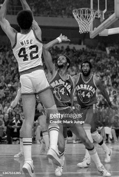 Golden State Warriors forward Jamaal Wilkes defends against Nuggets forward Willie Wise during an NBA basketball game against the Denver Nuggets at...