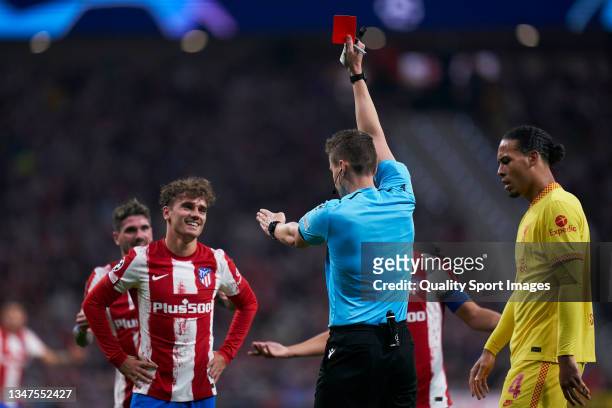 Referee Daniel Siebert shows a red card to Antoine Griezmann of Atletico de Madrid during the UEFA Champions League group B match between Atletico de...