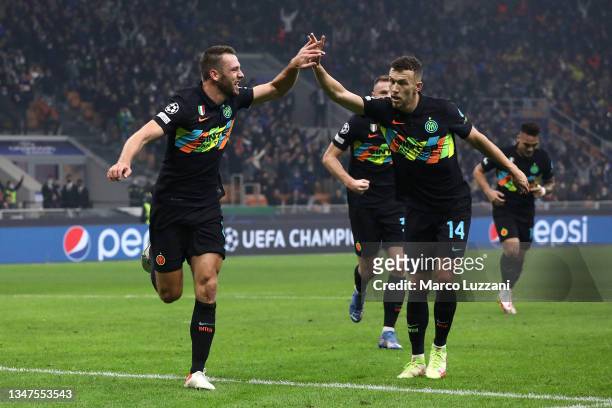 Stefan de Vrij of FC Internazionale celebrates with Ivan Perisic after scoring their side's third goal during the UEFA Champions League group D match...