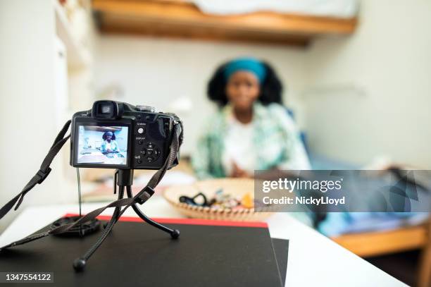 teen girl doing a vlog post at home using a digital camera - difusão de televisão imagens e fotografias de stock