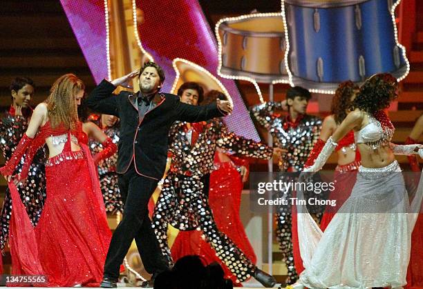 Arshad Warsi performs a musical tribute to Shammi Kapoor at IIFA Award in Singapore, May 22, 2004.