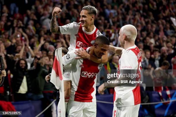Ajax v Borussia Dortmund - Group C - UEFA Champions League, News Photo