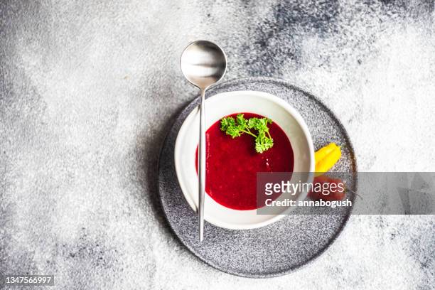 bowl of creamy beetroot soup with chilli and parsley - borschtsch stock-fotos und bilder