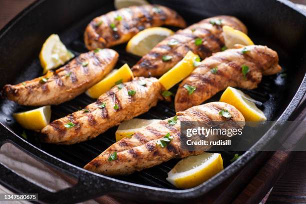 grill pan chicken tenders - seared stockfoto's en -beelden