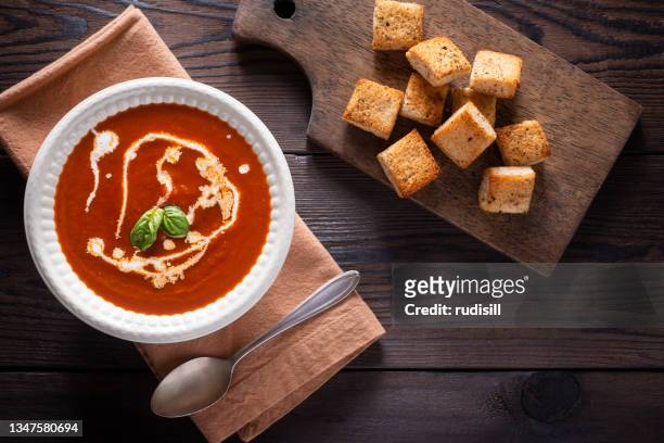 tomato soup - crouton stockfoto's en -beelden