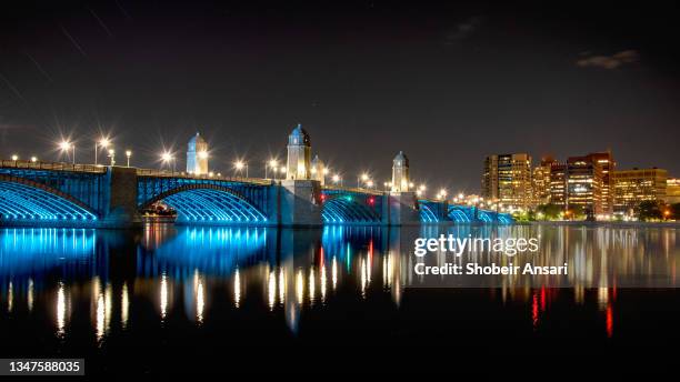 longfellow bridge reflection at night, cambridge, massachusetts - cambridge massachusetts imagens e fotografias de stock