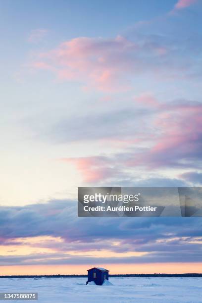 rimouski, pêche blanche, cabane bleue et nuages - peach tranquility stock pictures, royalty-free photos & images
