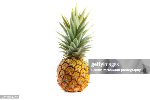 pineapple isolated on white background - ananas photos et images de collection