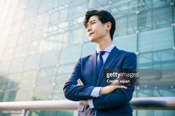 retrato de hombre de negocios mirando hacia otro lado - traje fotografías e imágenes de stock
