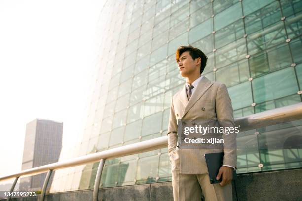 businessman looking away portrait - chinese man looking up bildbanksfoton och bilder