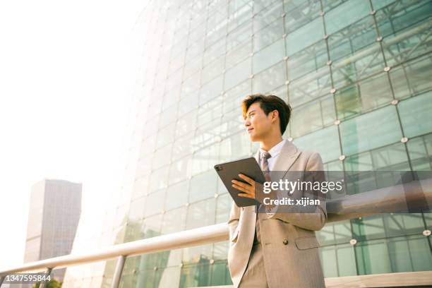 businessman looking away portrait - chinese man looking up bildbanksfoton och bilder