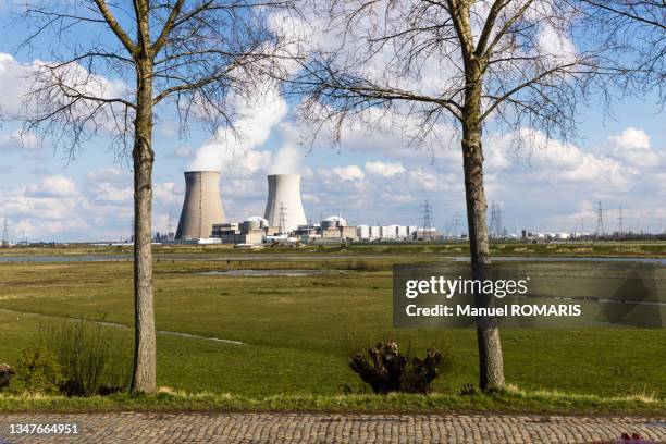 doel nuclear power plant - nuclear energy stock pictures, royalty-free photos & images
