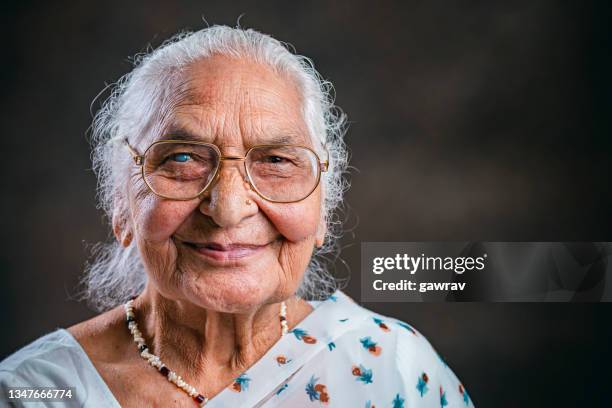 retrato de una mujer mayor. - catarata fotografías e imágenes de stock