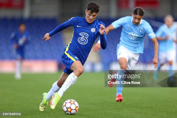 Jude Jacob Soonsup-Bell of Chelsea runs with the ball during the UEFA Youth League match between FC Chelsea v Malmo FF at Kingsmeadow on October 20,...