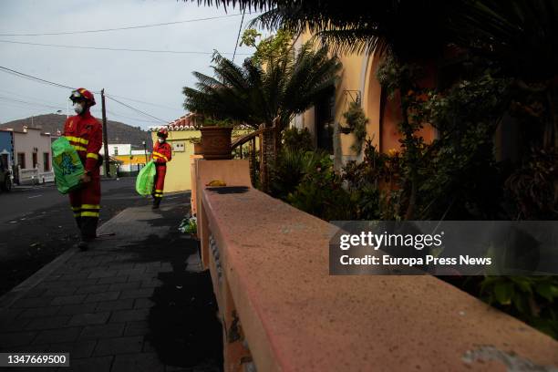 Members of the 2nd Battalion of the Military Emergency Unit collect personal belongings from housing in the San Borondon housing area on October 20,...