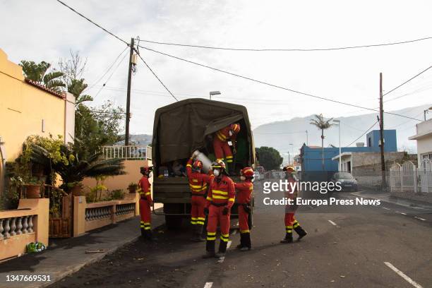 Members of the 2nd Battalion of the Military Emergency Unit collect personal belongings from housing in the San Borondon housing area on October 20,...