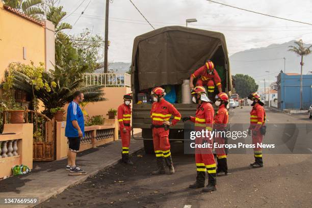 Members of the 2nd Battalion of the Military Emergency Unit collect personal belongings from housing in the San Borondon housing area on October 20,...