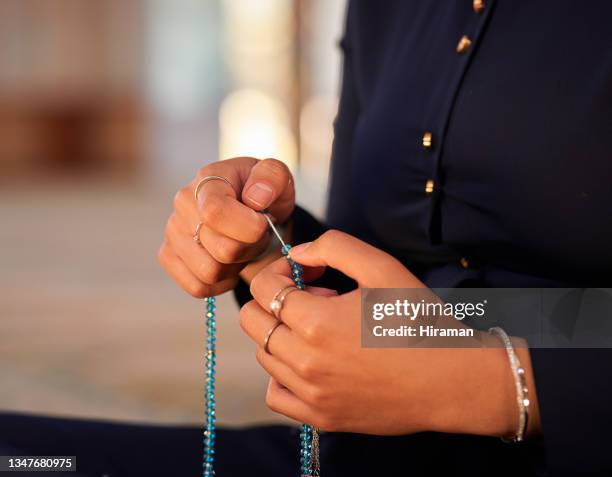 tiro cortado de uma mulher irreconhecível segurando contas de oração - rosário objeto religioso - fotografias e filmes do acervo