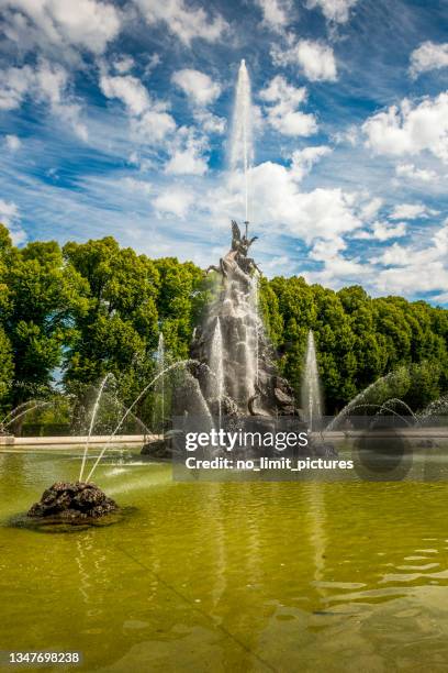 brunnen auf der herreninsel im chiemsee - schloss herrenchiemsee stock-fotos und bilder