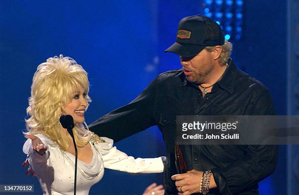Host Dolly Parton presents Video of the Year to winner Toby Keith for "American Soldier"