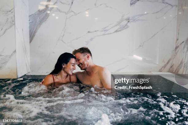 casal feliz se divertindo na banheira - hot tub - fotografias e filmes do acervo