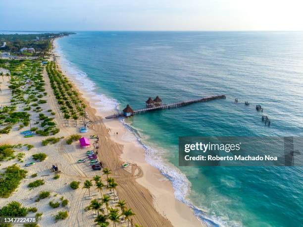 drone view of the beach in costa mujeres mexico - quintana roo stock-fotos und bilder