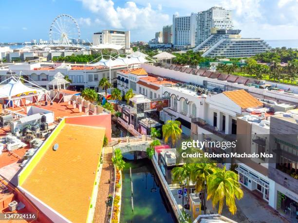 drone view of la isla shopping mall in cancun mexico - drone city building day ストックフォトと画像