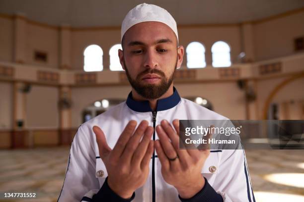 aufnahme eines jungen muslimischen mannes, der seine hände hochhält, während er in einer moschee betet - isfahan imam stock-fotos und bilder