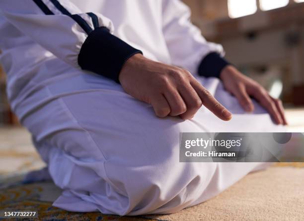 nahaufnahme eines muslimischen mannes, der in einer moschee betet - namaz stock-fotos und bilder