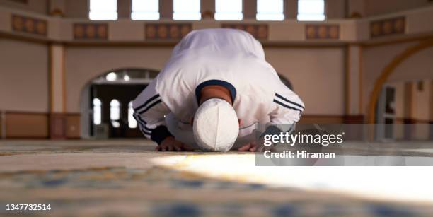 tiro de um jovem muçulmano orando em uma mesquita - mesquita emam - fotografias e filmes do acervo