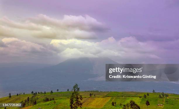 the beauty of mount sinabung covered in clouds seen from puncak 2000, tanah karo, north sumatra - indonesia - mount sinabung stockfoto's en -beelden