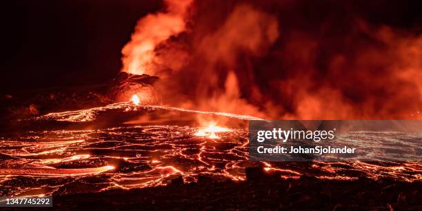 volcán fagradalsfjall en islandia - volcanic landscape fotografías e imágenes de stock