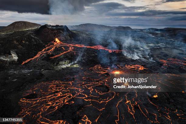 vulcão fagradalsfjall na islândia - volcanism - fotografias e filmes do acervo