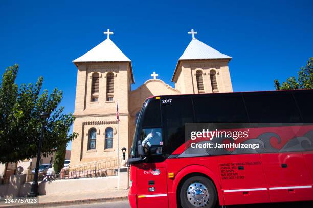 la mesilla, nm: roter tourbus vor der basilika san albino - las cruces new mexico stock-fotos und bilder