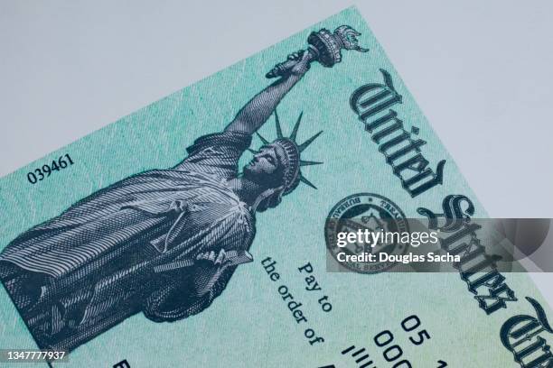 us treasury payment check, partial view - trésor américain photos et images de collection