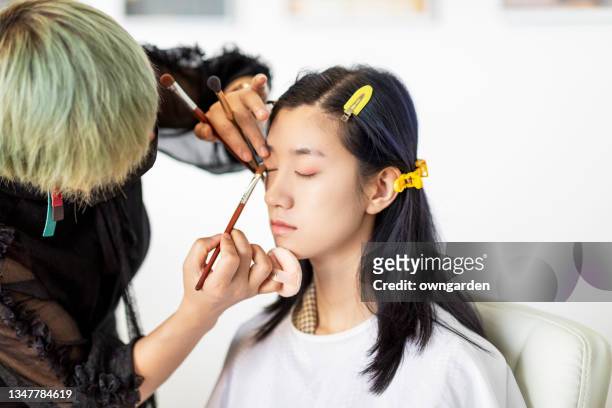 professional make up artist working - visagist stockfoto's en -beelden