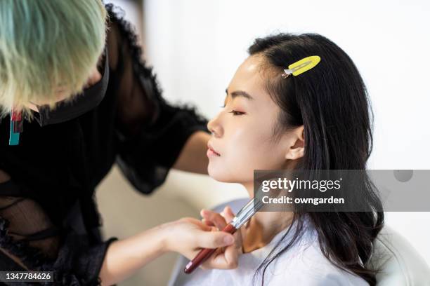 professional make up artist working - makeup artist stock pictures, royalty-free photos & images