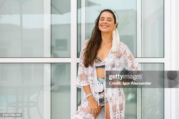 fashionable woman posing for photo in bikini - sarong imagens e fotografias de stock