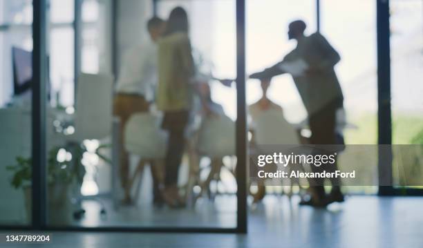 photo d’hommes d’affaires se serrant la main après être arrivés à une réunion dans un bureau moderne - femme dans un groupe dhommes photos et images de collection