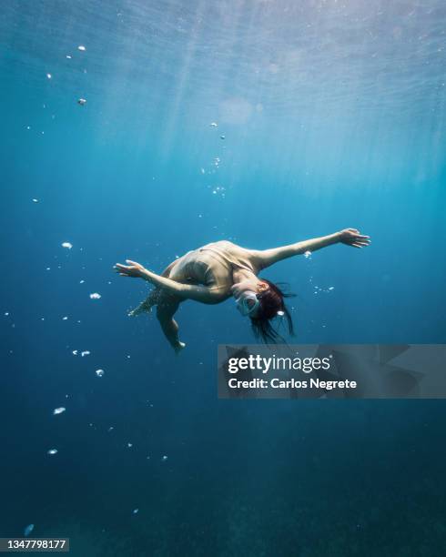 graceful freediver dancing underwater - underwater diving stock pictures, royalty-free photos & images