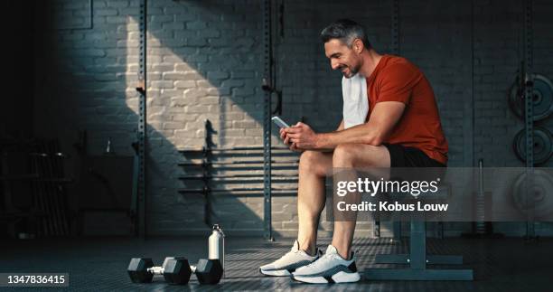 10 779点のジム 男性 座るのストックフォト Getty Images