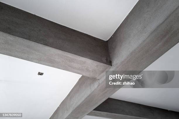 concrete house ceiling beams - holzbalken stock-fotos und bilder