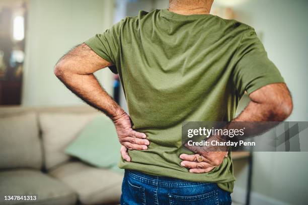 腰痛に苦しむ先輩男性のクロップドショット - 腰痛 ストックフォトと画像