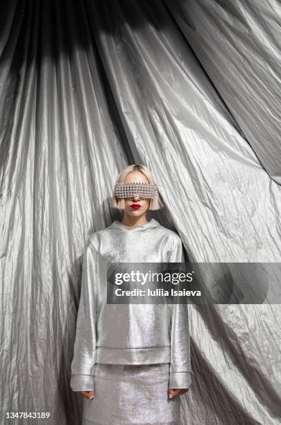 fashionable woman in gray silver outfit with silver background - metallfärgad klänning bildbanksfoton och bilder