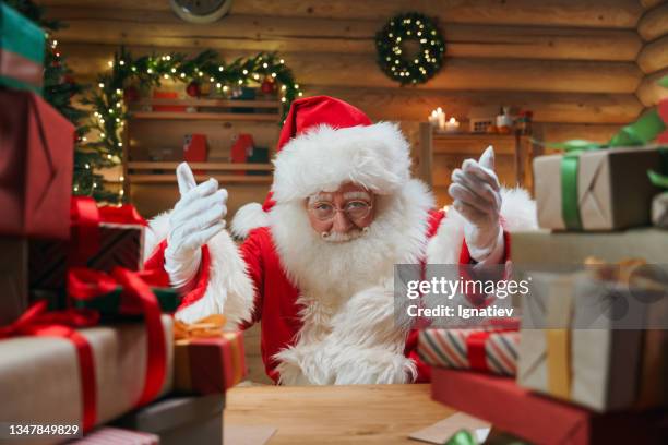 un interior navideño con papá noel llamándonos, por el gesto de sus manos - santa claus fotografías e imágenes de stock
