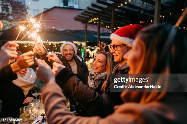 spaß mit freunden auf dem weihnachtsmarkt - christkindlmarkt stock-fotos und bilder