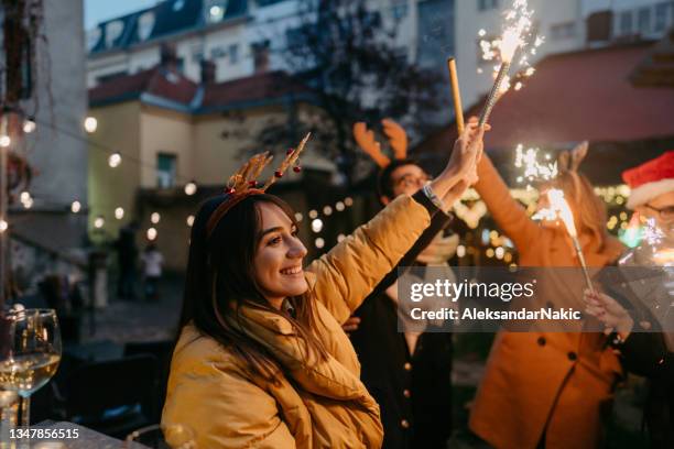 amici sorridenti che festeggiano il natale all'aperto - friends christmas foto e immagini stock