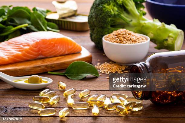 cápsulas de aceite de pescado y dieta rica en omega-3 - ácido grasos fotografías e imágenes de stock