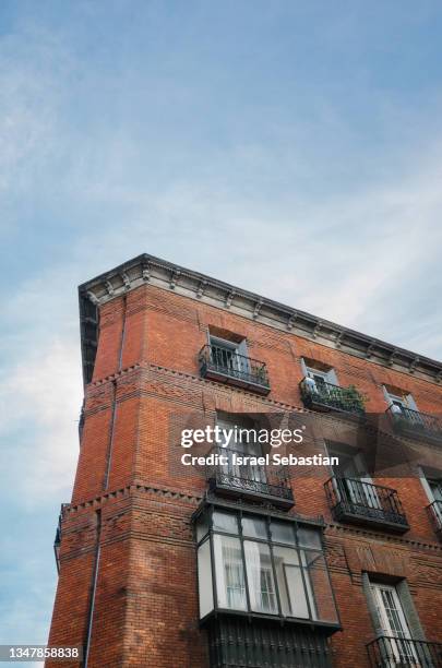 exterior of a residential building with a blue sky on the background. - pensilvania stock pictures, royalty-free photos & images